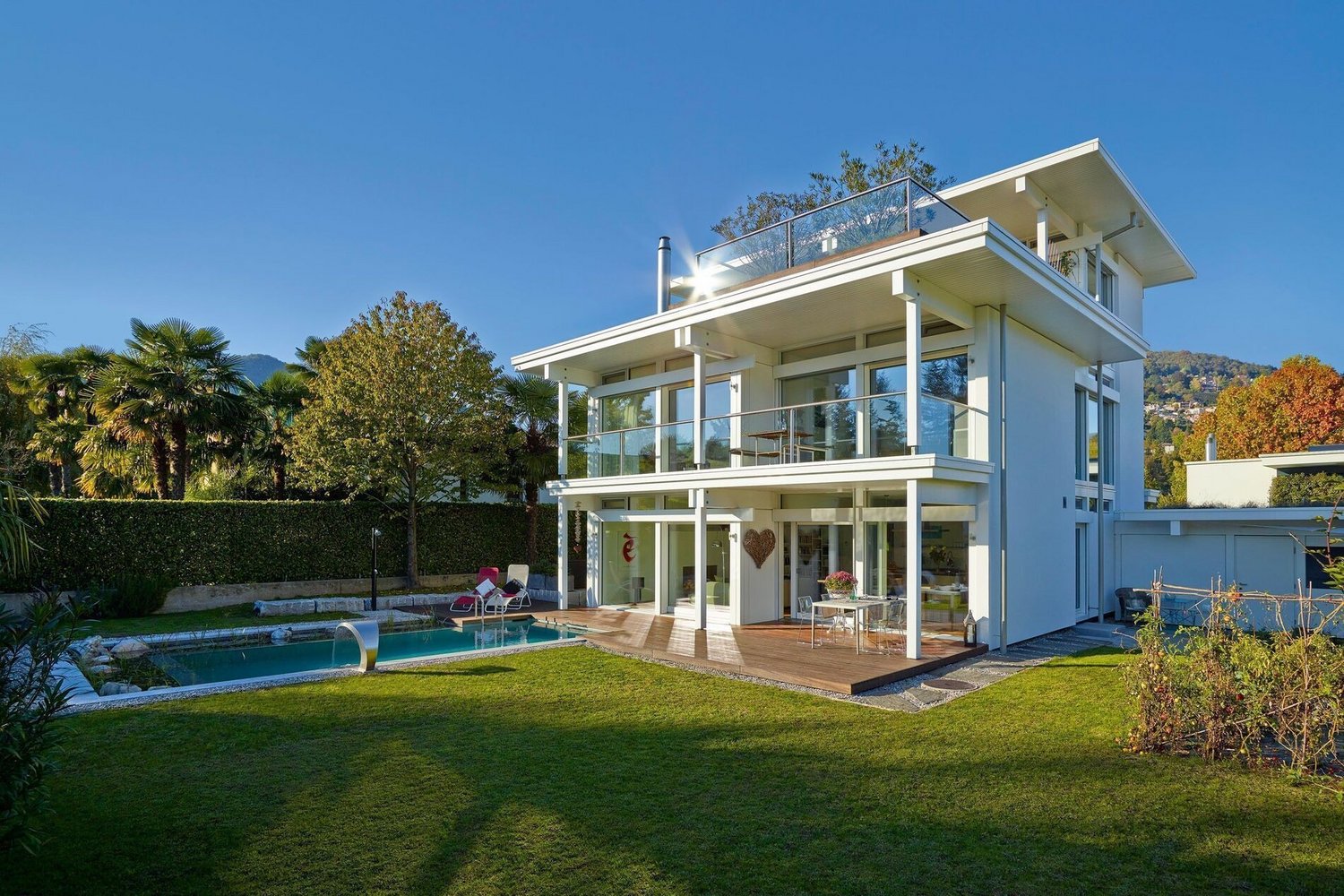 Modernes HUF Flachdachhaus mit eleganter Architektur HUF Flachdachhaus mit Schwimmbad und moderner Fassade