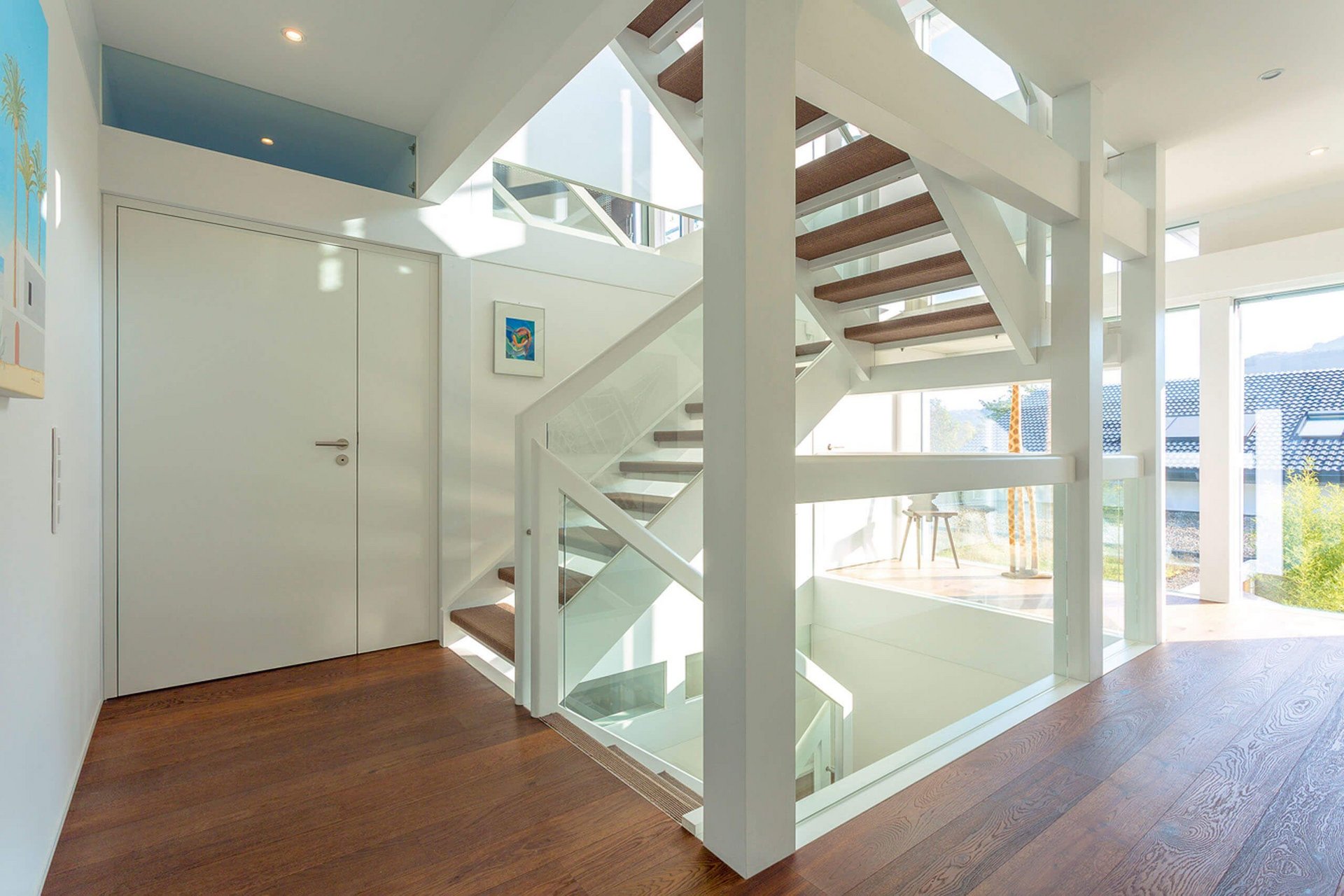 Moderne Treppe in einem hellen Innenraum Innenansicht mit Treppe und viel natürlichem Licht
