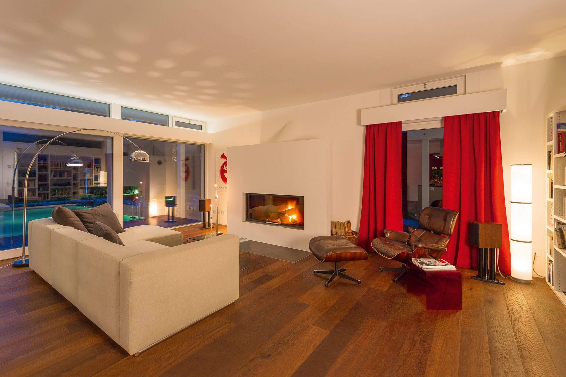 Gemütliches Wohnzimmer mit eleganter Einrichtung und Fensterblick