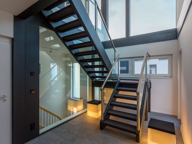 Modernes Treppenhaus mit HUF Aufstockung Helles Treppenhaus mit Glasdetails und moderner Architektur