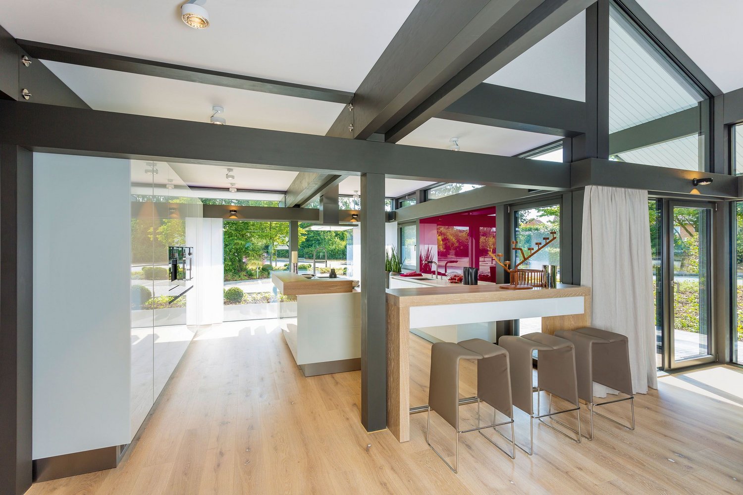 HUF show home London Brooklands 33 Heller Raum mit Holz- und Metallelementen, offenen Fenstern und einer Bar