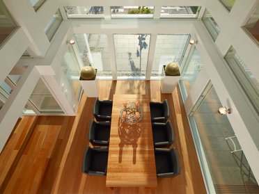 Moderne Design-Innenansicht eines HUF HAUS mit Blick auf den Essbereich