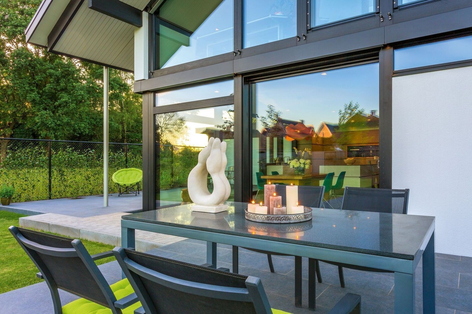 HUF house modum 810 3 Helles Architektenhaus mit Gartenmöbeln und modernen Designelementen