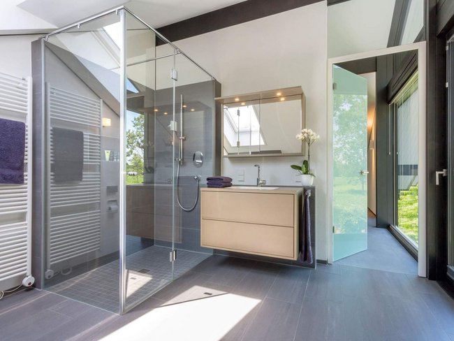 Elegantes Badezimmerdesign mit moderner Ausstattung und großen Fenstern
