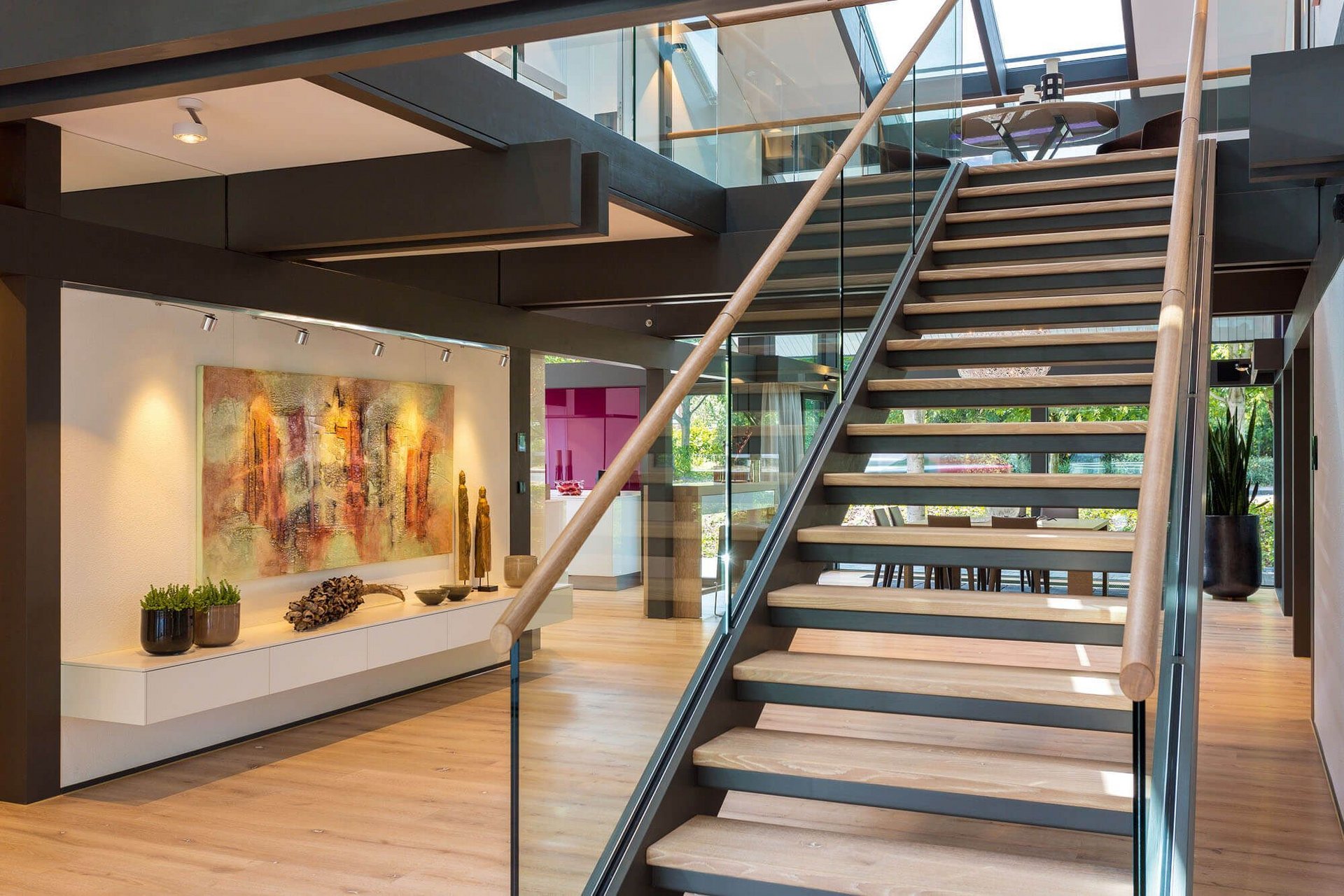 Gepflegtes Foyer mit Treppe, Kunstwerk und modernen Möbeln