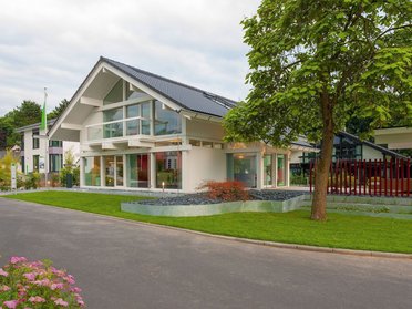 HUF Musterhaus Frankfurt weiss 38 Helles und geräumiges modernes Wohnhaus in einer Gartenlandschaft