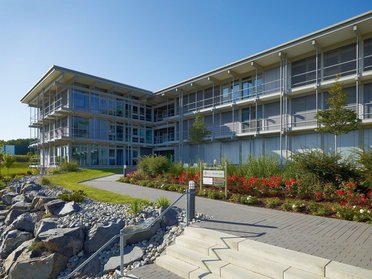 Modernes Bürogebäude HUF mit Grünfläche Ansicht eines modernen Bürogebäudes mit Garten und Landschaftsgestaltung
