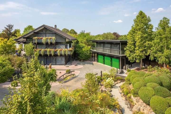 Moderne HUF Architektur mit Garten und Garagenansicht