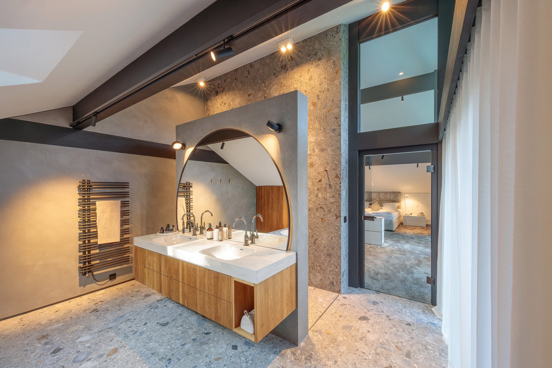 Stilvolles Badezimmer mit Waschbecken und Holzdetails