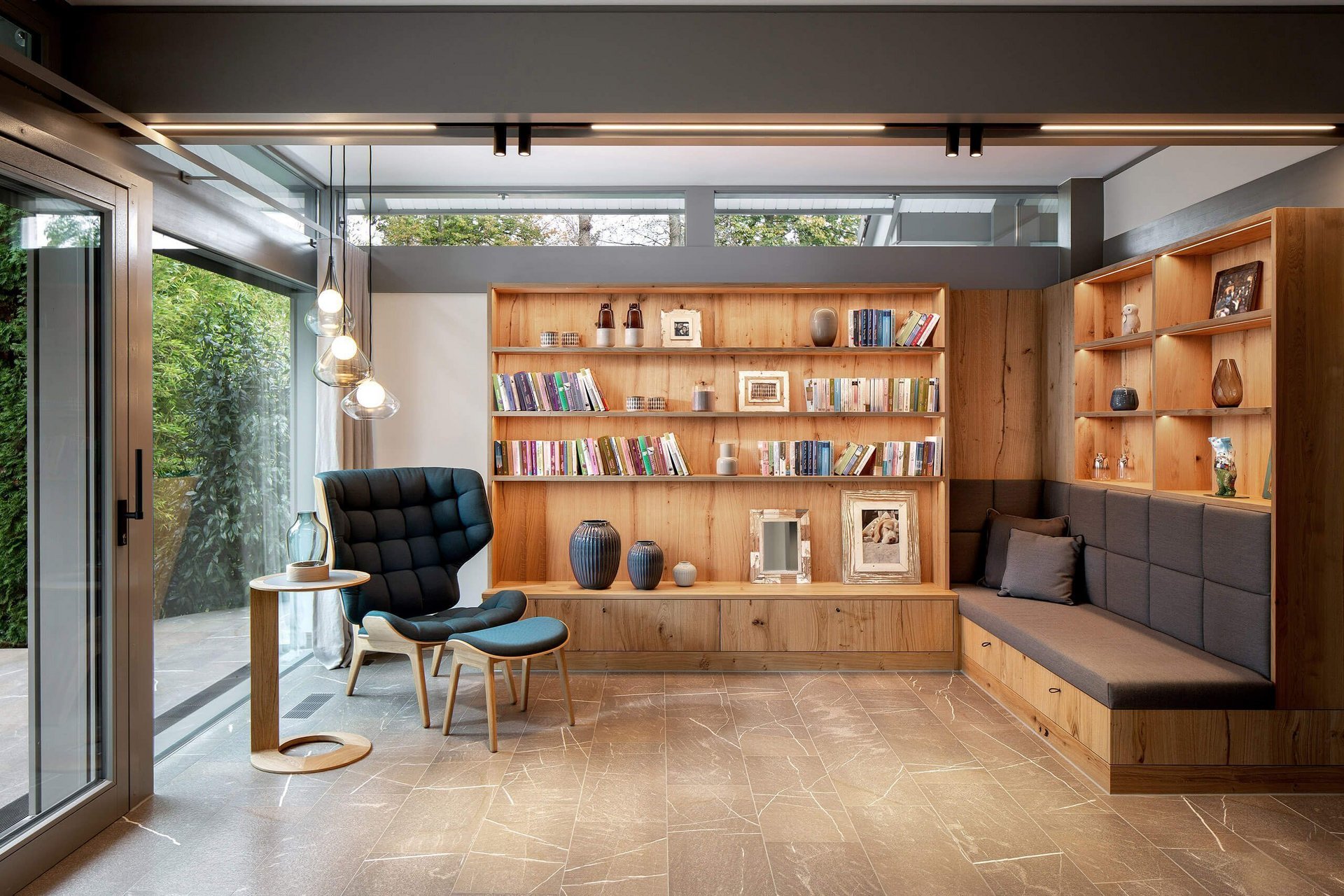Gemütliches Wohnzimmer mit Sitzbereich und modernen Elementen