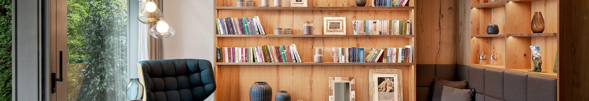 Gemütliches Wohnzimmer mit Sitzbereich und modernen Elementen