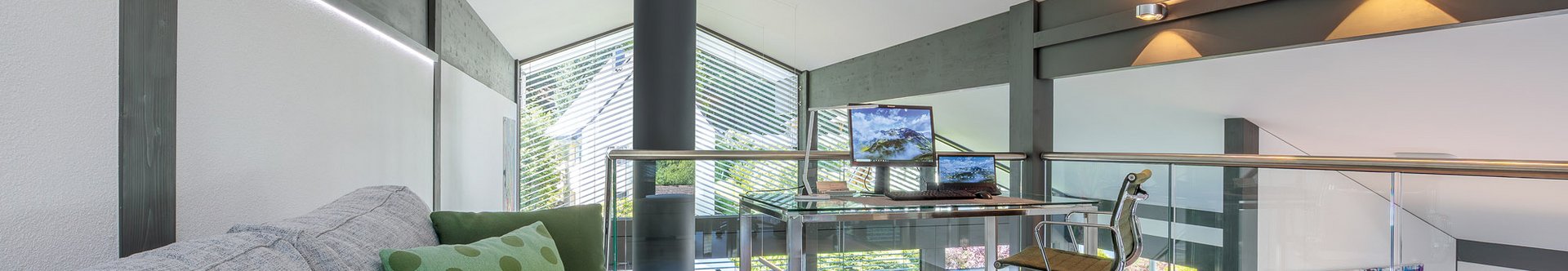 Stylischer Innenraum mit Arbeitsplatz und Aussicht im Loft-Stil