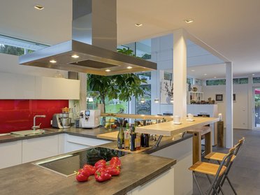 Helle, offene Küche mit modernem Design und großen Fenstern