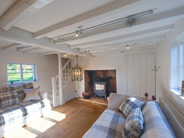 Stilvoller HUF Anbau im Wohnraum Heller Wohnraum mit gemütlichen Sofas und moderner Architektur