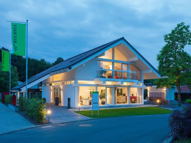 HUF Musterhaus Frankfurt weiss 12 Futuristisches Haus mit großer Glasfront und beleuchtetem Garten