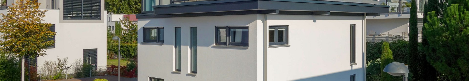 Haus mit stilvollem Design, moderner Aufstockung und grünem Umfeld