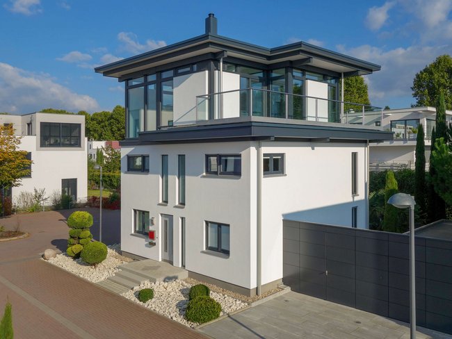 Modernes Bestandshaus mit HUF Aufstockung Haus mit stilvollem Design, moderner Aufstockung und grünem Umfeld