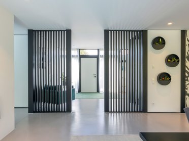 Modernes Interieur mit eleganten Trennwänden und Pflanzen