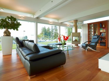 Elegantes Wohnzimmer mit Gartenblick und moderner Einrichtung