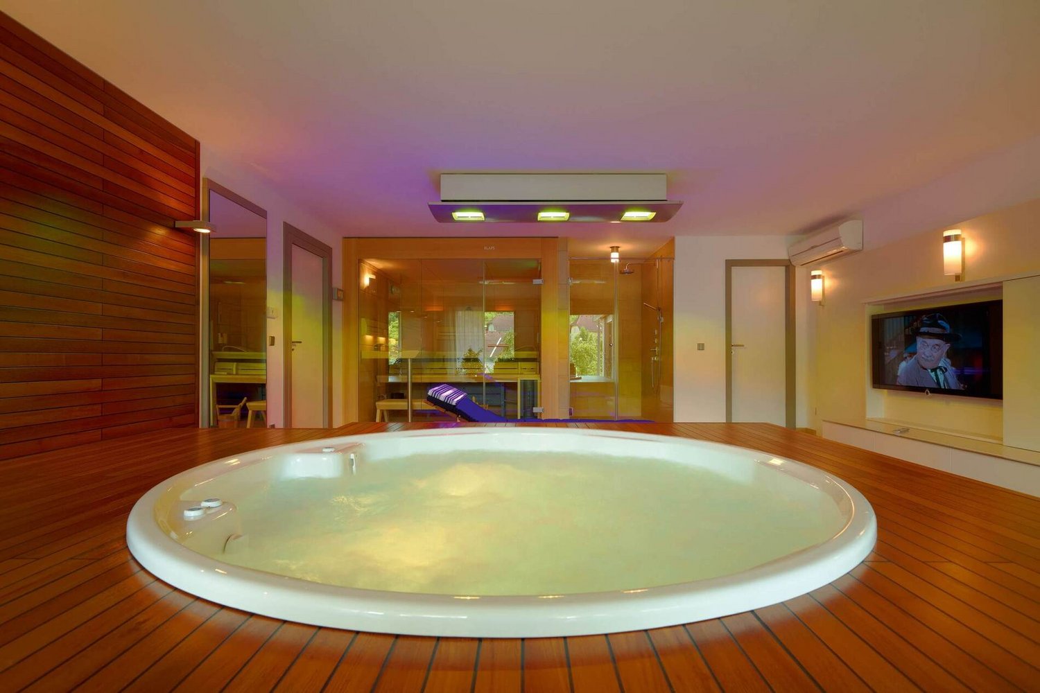 HUF Haus Art 5 grau Pool 1 Wellnessbereich mit Whirlpool und stilvollem Holzinterieur in einem HUF HAUS