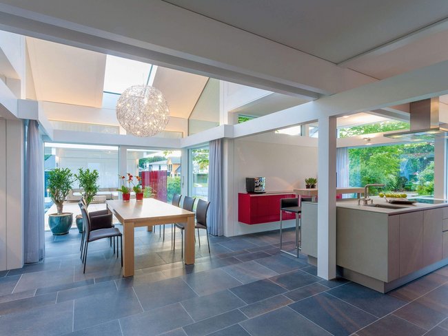 HUF Musterhaus Frankfurt weiss 22 Helles und geräumiges Interieur mit Essplatz und Küche