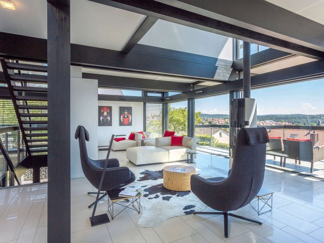 Innenansicht eines HUF Hauses mit eleganten Möbeln und viel Licht