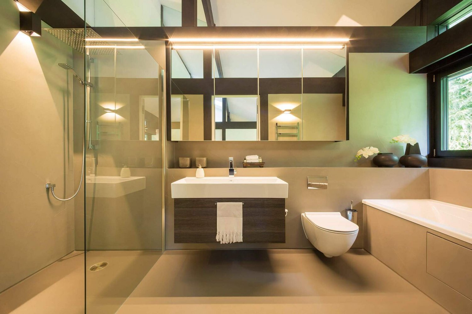 Modernes Badezimmer mit eleganter Ausstattung Luxuriöses Badezimmer mit Glasdusche und minimalistischer Gestaltung