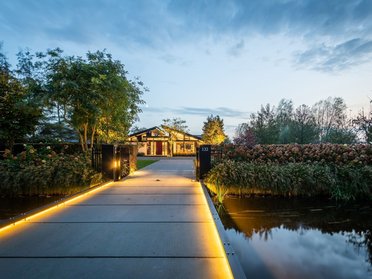 Bungalow in traumhafter Landschaft mit Wasserwegen und alten Bäumen