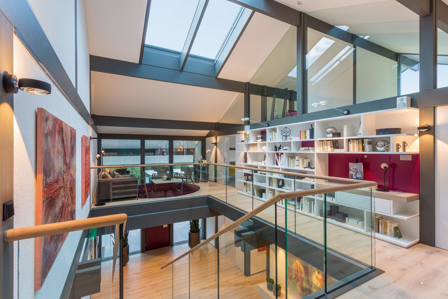 HUF show home London Brooklands 39 Innenansicht eines modernen Wohnraums mit großflächigen Fenstern und Regalen