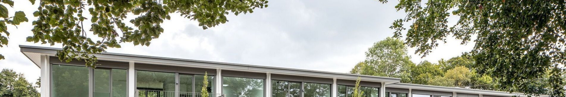 Fertighäuser mit großen Glasflächen und moderner Architektur