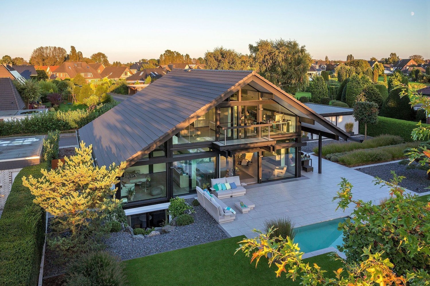 Transparente Fachwerkhaus mit Garten und Panorama Modernes Haus aus Holz und Glas mit Garten und Bachlauf