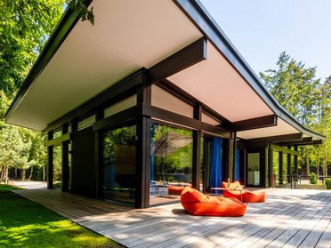HUF Bungalow mit modernem Design und einer großen Terrasse