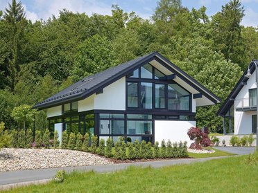 Stilvolles Architektenhaus in idyllischer Lage Gemütliches Familienhaus mit modernem Design und Garten